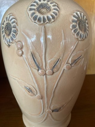 Jarrón de cerámica beige con flores