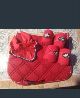 Conjunto ecuestre rojo