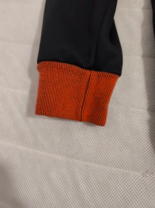 Chaqueta chándal Adidas negra y naranja