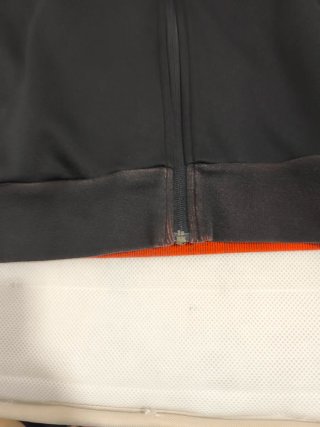 Chaqueta chándal Adidas negra y naranja