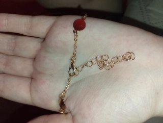 Pulsera dorada con detalles ovalados