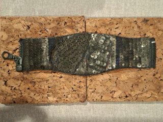 Pulsera adornada con abalorios y lentejuelas