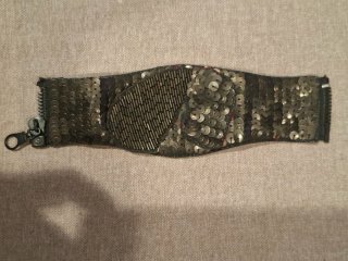 Pulsera adornada con abalorios y lentejuelas