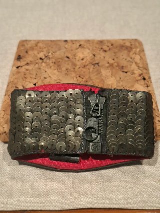 Pulsera adornada con abalorios y lentejuelas