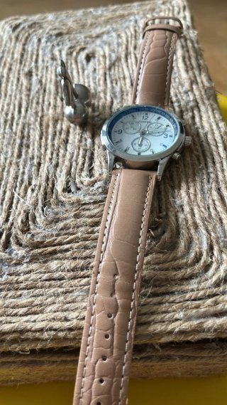 Reloj de pulsera marrón y plateado