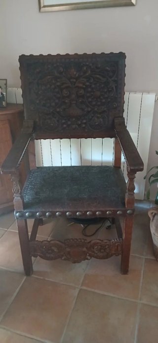 Silla de madera tallada y cuero