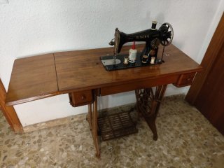 Máquina de coser Singer antigua de madera