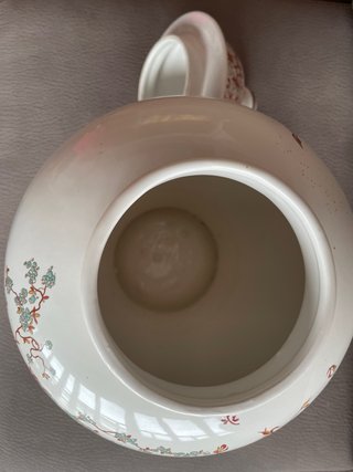 Jarrón de cerámica con tapa y diseño