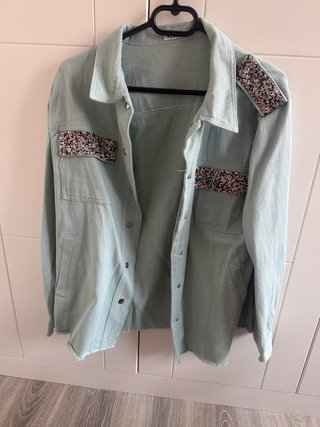 Camisa vaquera verde con detalles