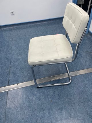Silla blanca moderna