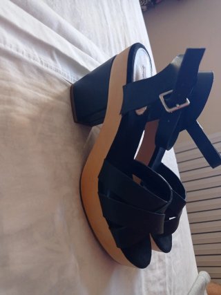 Sandalias cuña Oysho negras y beige T.37