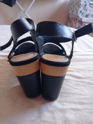 Sandalias cuña Oysho negras y beige T.37
