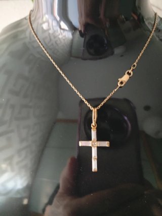 Cadena y cruz de oro