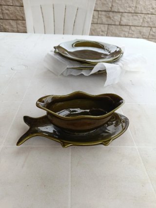 Set di stoviglie in ceramica a forma di pesce verde