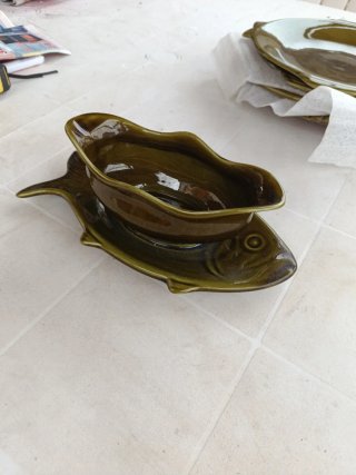 Set di stoviglie in ceramica a forma di pesce verde