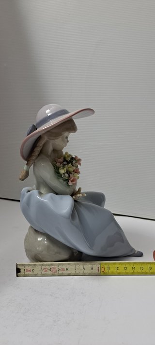 Statua Lladro Bambina con Fiori