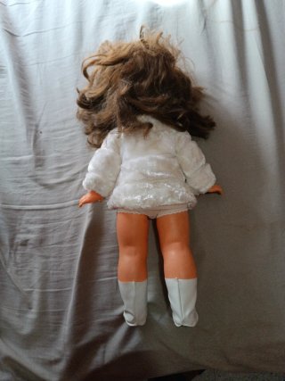 Muñeca vintage con abrigo blanco