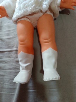 Muñeca vintage con abrigo blanco