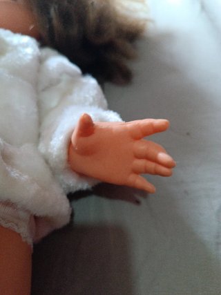 Muñeca vintage con abrigo blanco