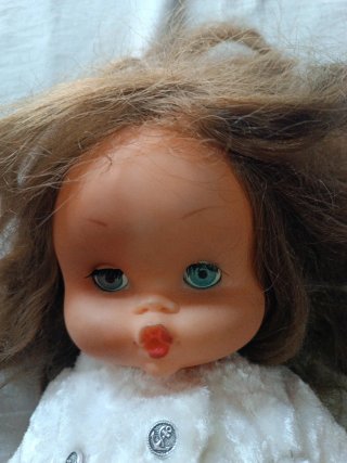 Muñeca vintage con abrigo blanco