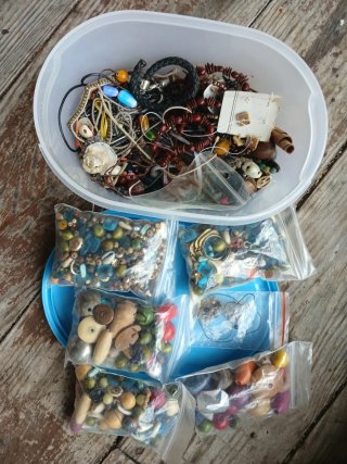 Lote de pulseras y collares