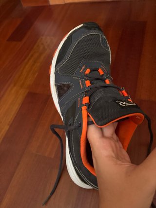 Zapatillas deportivas Kalenji negras y naranjas