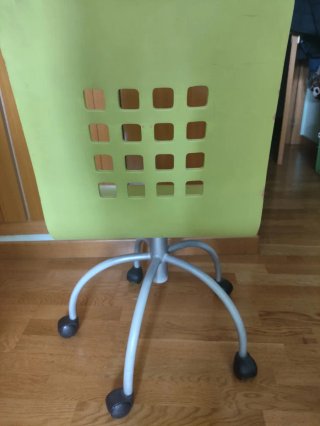 Silla de madera  juvenil verde con ruedas