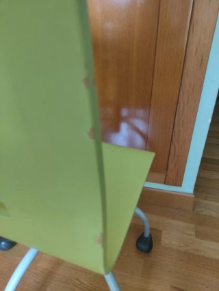 Silla de madera  juvenil verde con ruedas