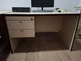 Mesa de oficina beige y marrón
