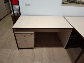 Mesa de oficina beige y marrón