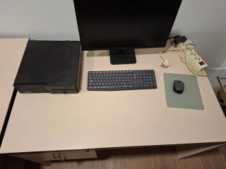Mesa de oficina beige y marrón