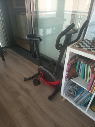 Bicicleta estática negra y roja