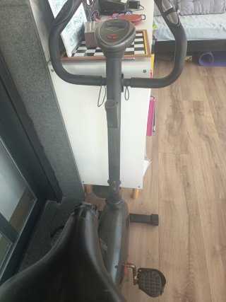 Bicicleta estática negra y roja