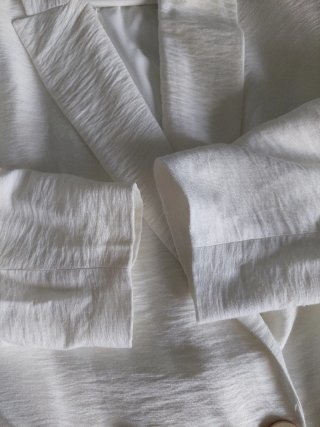 Chaqueta blanca roto
