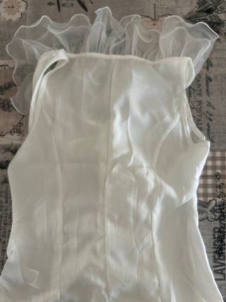 Camisa blanca con volantes