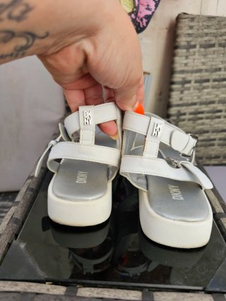 Sandalias DKNY Blancas y Plateadas
