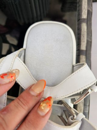 Sandalias DKNY Blancas y Plateadas
