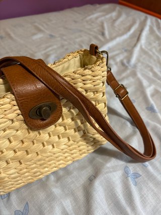 Bolso de rafia tejido con detalles en piel
