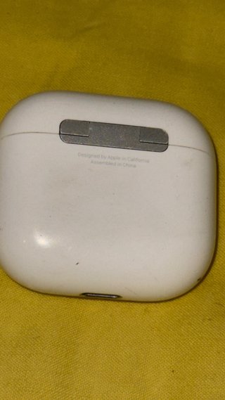 Airpods 4 Blancos falta el derecho