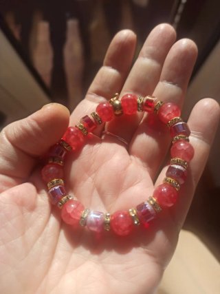 Pulsera elástica roja con detalles dorados