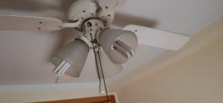 Ventilador de techo blanco con luces