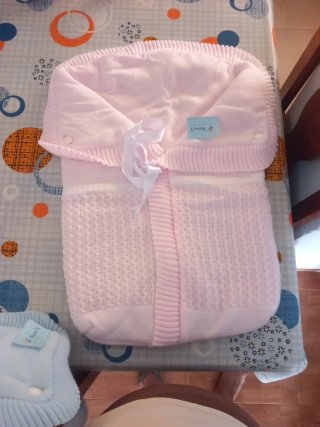 Saco de bebé rosa tejido