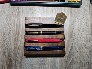 Reposaplumas de madera para 4 plumas.