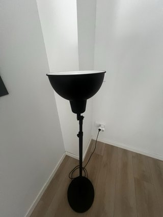 Lámpara de pie IKEA SKURUP negra