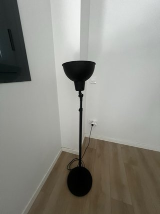 Lámpara de pie IKEA SKURUP negra