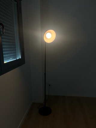 Lámpara de pie IKEA SKURUP negra