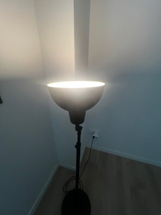 Lámpara de pie IKEA SKURUP negra
