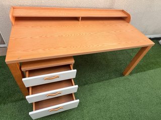 Escritorio de madera con cajonera