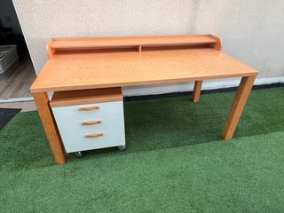 Escritorio de madera con cajonera