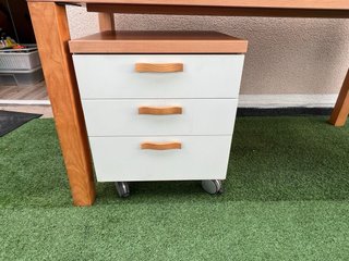 Escritorio de madera con cajonera